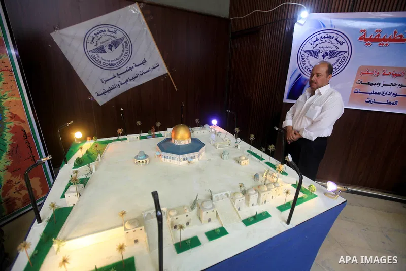 Palestinian students participate in the exhibition for Palestine colleges in the Rashad Shawa Center in Gaza City, on July 22, 2012.. Photo by Majdi Fathi