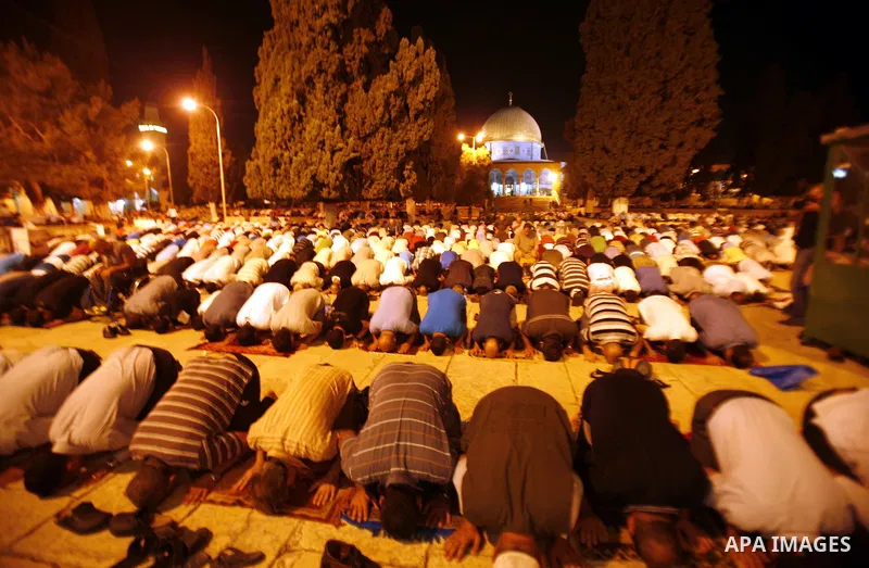 Palestinian worshippers pray in front of dome of the rock near al-Aqsa Mosque in Jerusalem's Old City during the holy month of Ramadan, on 25 July 2012. Muslims around the world abstain from eating, drinking and conducti...