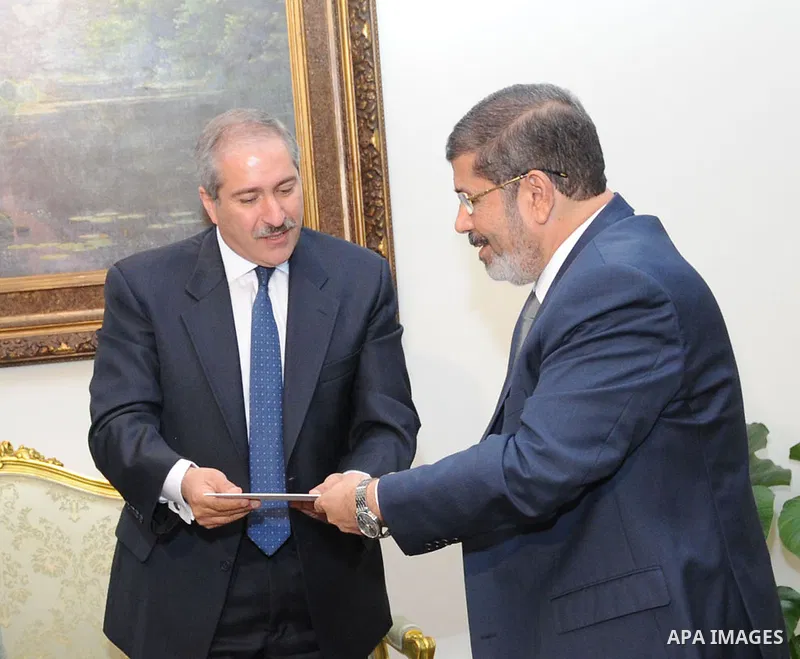 Egyptian President Mohamed Morsi (R) receiving a letter from Jordanian Foreign Minister Nasser Judeh at the Egyptian Presidential Palace in Cairo, on July 25, 2012. Photo by Ahmed Fouad \ EGYPTIAN PRESIDENCY