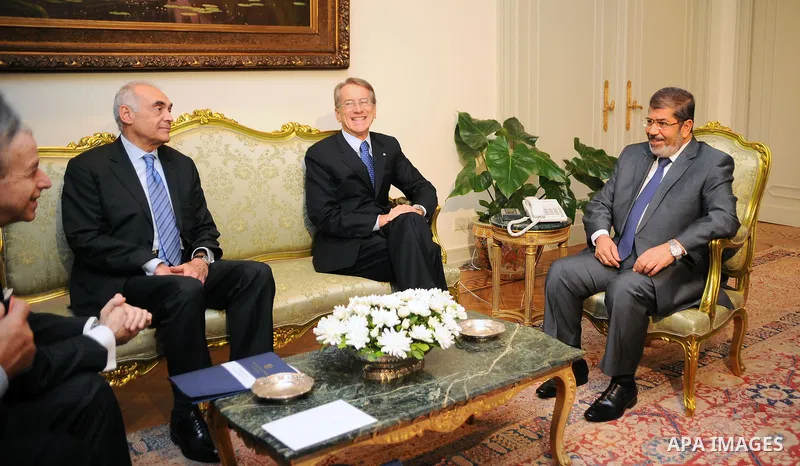 Egyptian President Mohamed Morsi (R) meets with Italian Foreign Affairs Minister Giulio Terzi (C) and Egyptian Foreign Minister Mohamed Kamel Amr (L) at the presidential palace, in Cairo, Egypt, 26 July 2012. Terzi is vi...