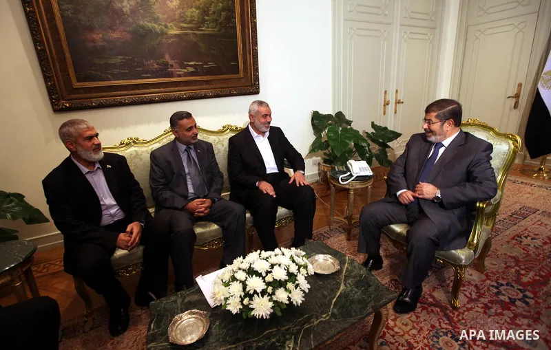 Egyptian President Mohamed Morsi (R) meets with Palestinian Prime Minister in Gaza Ismail Haniyeh and members of Hamas leaders at the presidential palace, in Cairo, Egypt, 26 July 2012. Haniyeh is visiting Egypt for talk...