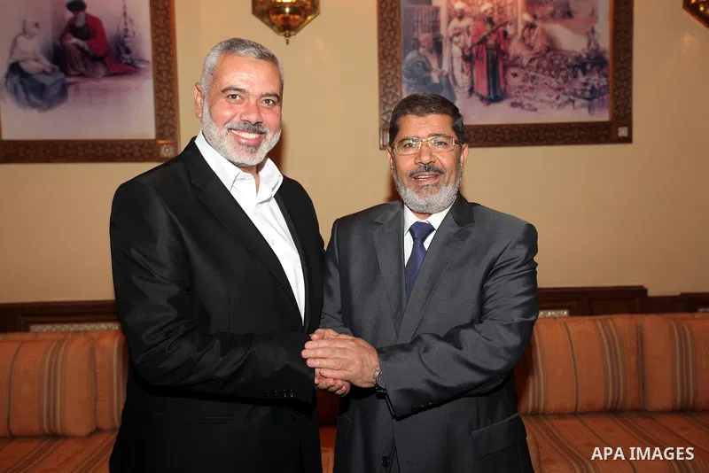 Egyptian President Mohamed Morsi (R) meets with Palestinian Prime Minister in Gaza Ismail Haniyeh and members of Hamas leaders at the presidential palace, in Cairo, Egypt, 26 July 2012. Haniyeh is visiting Egypt for talk...