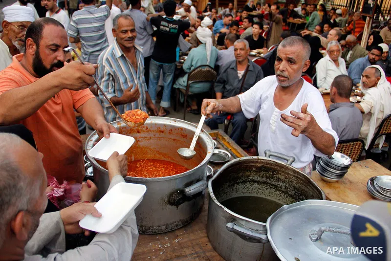 Egyptian people getting ready for break their fast at the dinner table, in Cairo on 26 July 2012. Egyptians prepare to have an break their fast meal during fasting holy month of Ramadan, which is the Muslim month of fast...