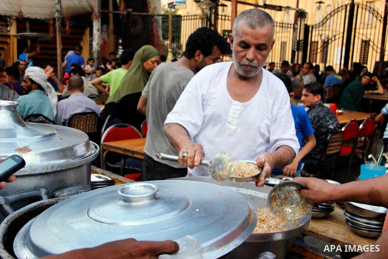 Egyptian people getting ready for break their fast at the dinner table, in Cairo on 26 July 2012. Egyptians prepare to have an break their fast meal during fasting holy month of Ramadan, which is the Muslim month of fast...