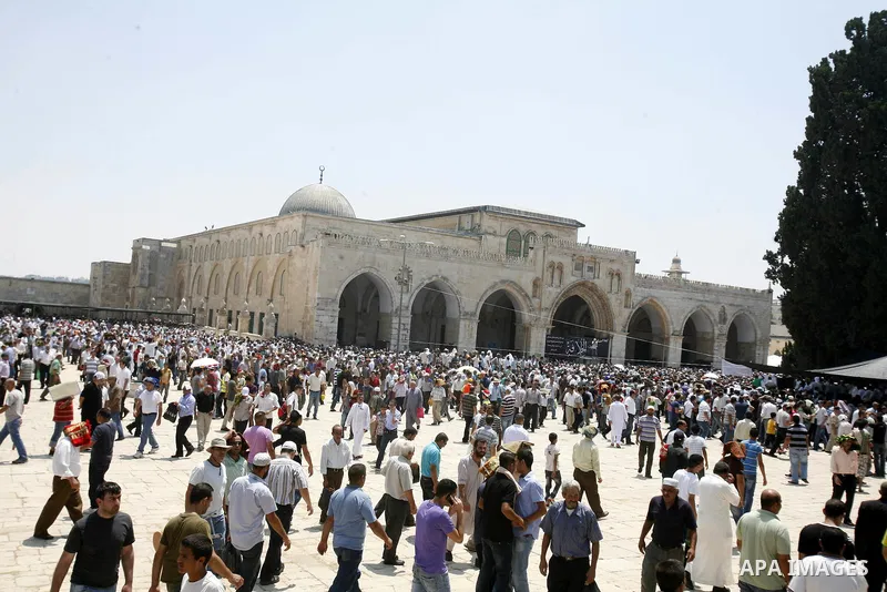 Palestinian worshippers pray outside al-Aqsa mosque in Jerusalem's Old City on the Second Friday of the holy month of Ramadan July 27, 2012. Israeli police said that Palestinian over the age of 40 would be freely permitt...