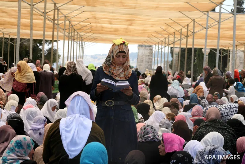 Palestinian worshippers pray outside al-Aqsa mosque in Jerusalem's Old City on the Second Friday of the holy month of Ramadan July 27, 2012. Israeli police said that Palestinian over the age of 40 would be freely permitt...