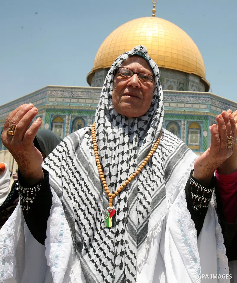 Palestinian worshippers pray outside al-Aqsa mosque in Jerusalem's Old City on the Second Friday of the holy month of Ramadan July 27, 2012. Israeli police said that Palestinian over the age of 40 would be freely permitt...