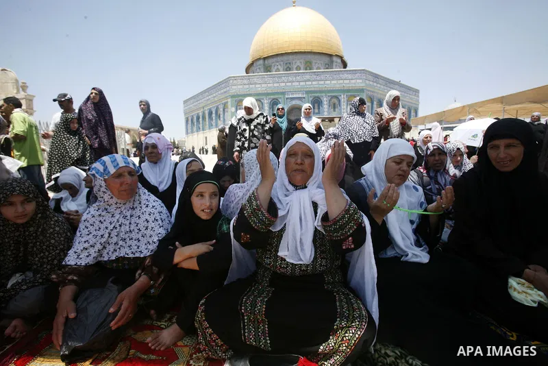 Palestinian worshippers pray outside al-Aqsa mosque in Jerusalem's Old City on the Second Friday of the holy month of Ramadan July 27, 2012. Israeli police said that Palestinian over the age of 40 would be freely permitt...