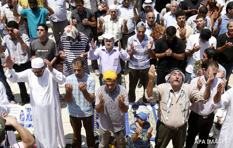 Palestinian worshippers pray outside al-Aqsa mosque in Jerusalem's Old City on the Second Friday of the holy month of Ramadan July 27, 2012. Israeli police said that Palestinian over the age of 40 would be freely permitt...
