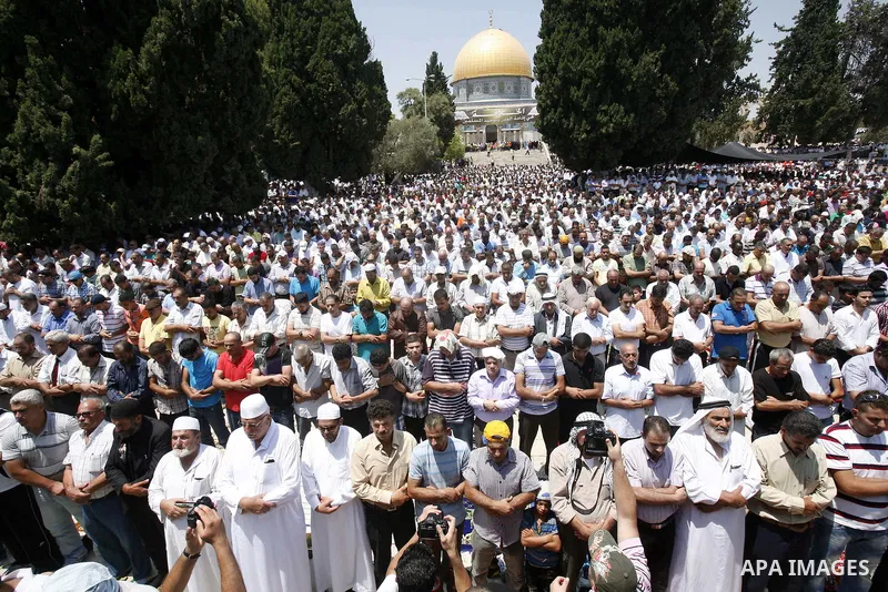 Palestinian worshippers pray outside al-Aqsa mosque in Jerusalem's Old City on the Second Friday of the holy month of Ramadan July 27, 2012. Israeli police said that Palestinian over the age of 40 would be freely permitt...