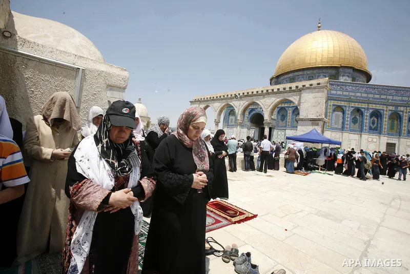 Palestinian worshippers pray outside al-Aqsa mosque in Jerusalem's Old City on the Second Friday of the holy month of Ramadan July 27, 2012. Israeli police said that Palestinian over the age of 40 would be freely permitt...