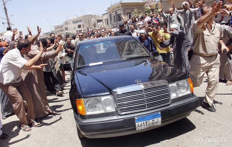 Egypt's President Mohamed Mursi (not pictured) gather outside a mosque where Mursi will be taking part in Friday prayers during the Islamic holy month of Ramadan in Fayoum, about 100 km (60 miles) southeast of Cairo, Jul...