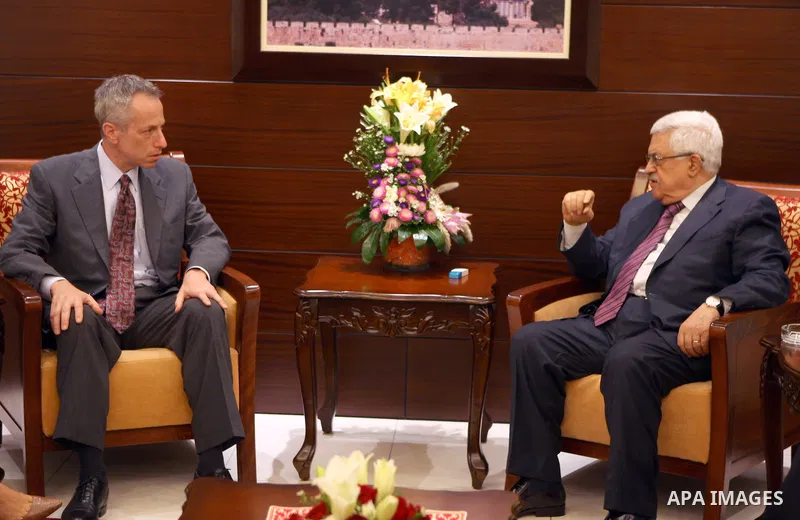 Palestinian President Mahmoud Abbas (Abu Mazen) meets with the new U.S. Consul General in Jerusalem Michael Ratney, in the West Bank city of Ramallah, on 31 July 2012. Photo by Thaer Ganaim