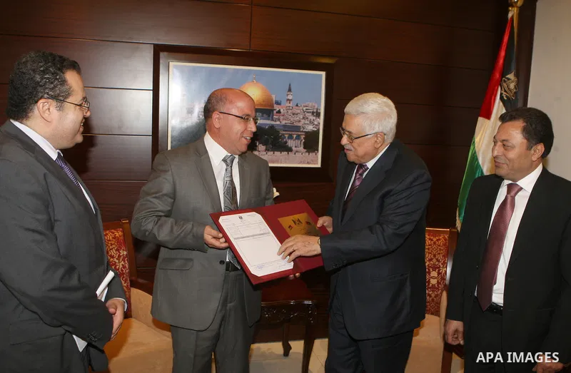 Palestinian President Mahmoud Abbas (Abu Mazen) delivers the Tunisian Ambassador a land ownership documents for Tunisian Goverment, in the West Bank city of Ramallah, on 31 July 2012. Photo by Thaer Ganaim
