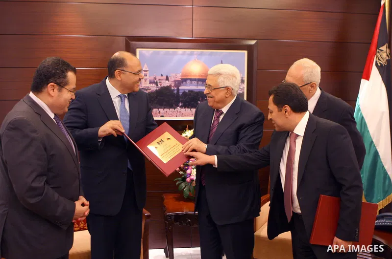 Palestinian President Mahmoud Abbas (Abu Mazen) delivers the Egyptian Ambassador yasser Othman a land ownership documents for Arab Republic of Egypt, in the West Bank city of Ramallah, on 31 July 2012. Photo by Thaer Gan...