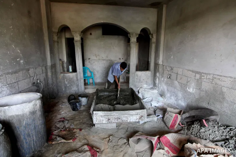 A Palestinian laborer works in flooring during the holy month of Ramadan, in Deir al-Balah in central Gaza Strip on 02 August 2012. During Ramadan, eating, drinking, sex and smoking is banned and restaurants are forbidde...