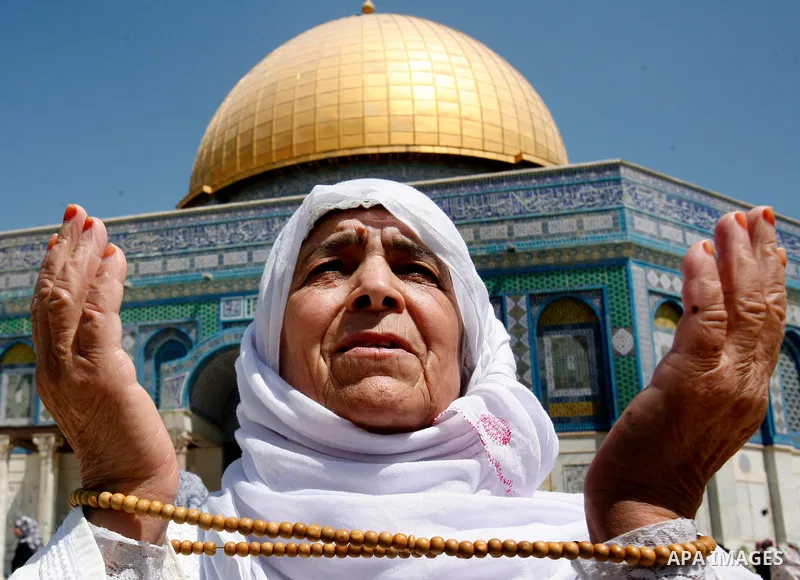 A Palestinian female worshiper prays outside the Dome of the Rock at the al-Aqsa mosque compound in Jerusalem during the third Friday prayers of the Muslim holy month of Ramadan on 03 August 2012. Muslims fasting in the...