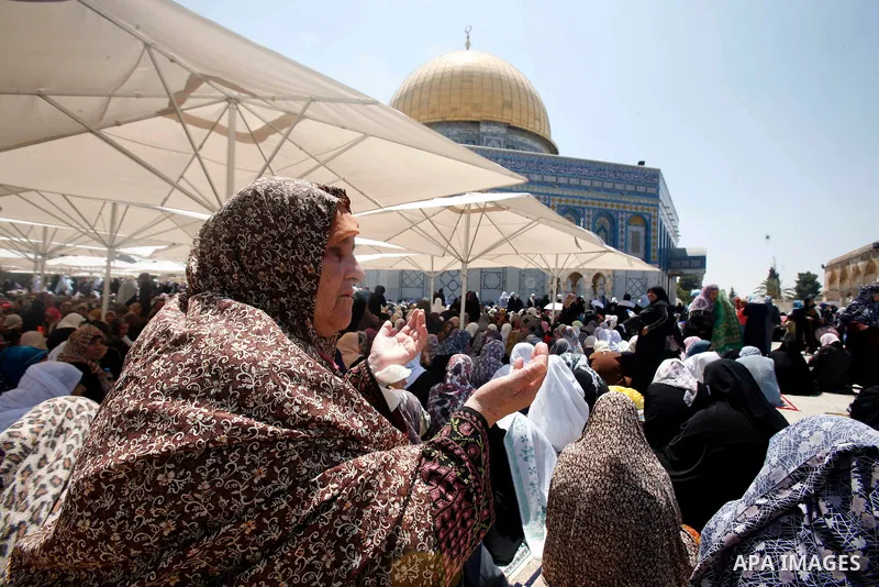 Palestinian worshipers pray outside the Dome of the Rock at the al-Aqsa mosque compound in Jerusalem during the third Friday prayers of the Muslim holy month of Ramadan on 03 August 2012. Muslims fasting in the month of...