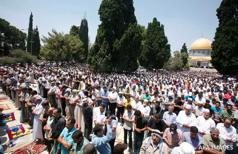 Palestinian worshipers pray outside the Dome of the Rock at the al-Aqsa mosque compound in Jerusalem during the third Friday prayers of the Muslim holy month of Ramadan on 03 August 2012. Muslims fasting in the month of...