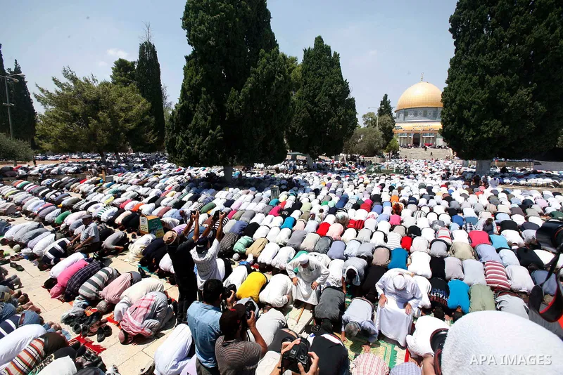 Palestinian worshipers pray outside the Dome of the Rock at the al-Aqsa mosque compound in Jerusalem during the third Friday prayers of the Muslim holy month of Ramadan on 03 August 2012. Muslims fasting in the month of...