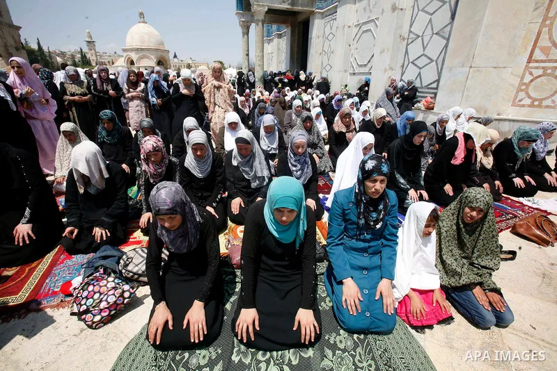 Palestinian worshipers pray outside the Dome of the Rock at the al-Aqsa mosque compound in Jerusalem during the third Friday prayers of the Muslim holy month of Ramadan on 03 August 2012. Muslims fasting in the month of...
