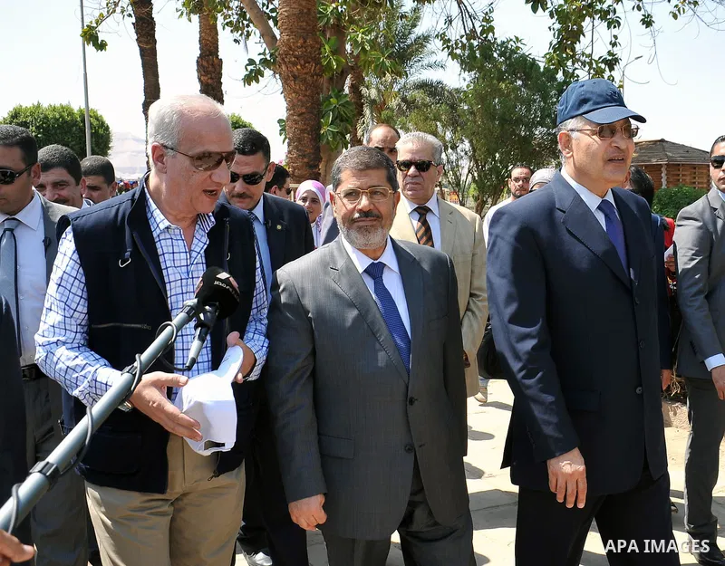 Egyptian President Mohamed Morsi (C) visiting touristic sites in Luxor, Upper Egypt, 03 August 2012. Morsi on 03 August visited Luxor and Karnak temples in Luxor, one day after he swore in a new cabinet. The new Prime Mi...