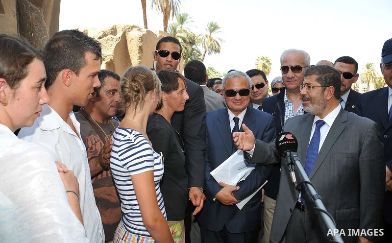 Egyptian President Mohamed Morsi speaks with a group of foreign tourists during his visit to Luxor, Upper Egypt, 03 August 2012. Morsi on 03 August visited Luxor and Karnak temples in Luxor, one day after he swore in a n...