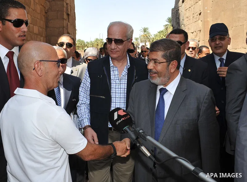 Egyptian President Mohamed Morsi speaks with a group of foreign tourists during his visit to Luxor, Upper Egypt, 03 August 2012. Morsi on 03 August visited Luxor and Karnak temples in Luxor, one day after he swore in a n...