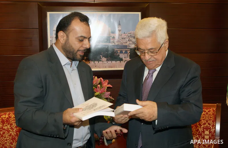 Palestinian President Mahmoud Abbas (Abu Mazen) meets with Secretary-General of the Union of Writers Murad Al-Sudani, in the West Bank city of Ramallah on 06 August 2012. Photo by Thaer Ganaim
