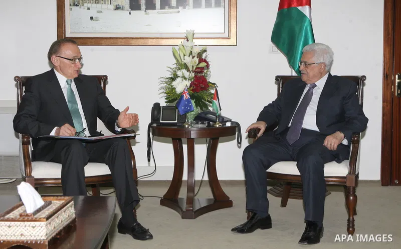 Palestinian President Mahmoud Abbas (Abu Mazen) meets with Australian Foreign Minister Bob Carr, in the West Bank city of Ramallah on 06 August 2012. Photo by Thaer Ganaim