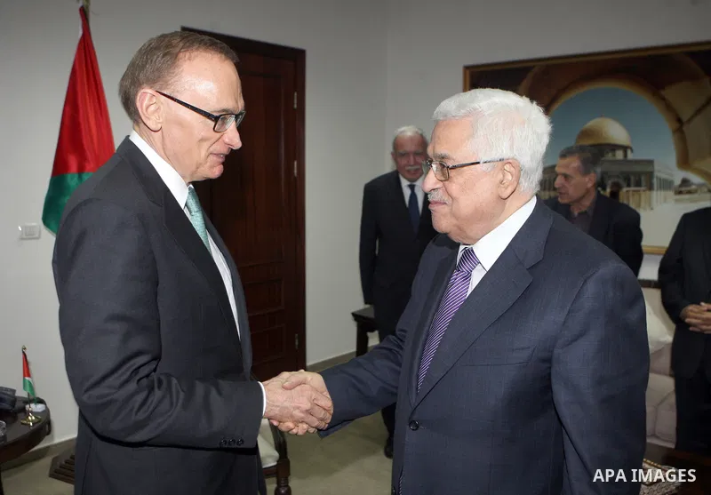 Palestinian President Mahmoud Abbas (Abu Mazen) meets with Australian Foreign Minister Bob Carr, in the West Bank city of Ramallah on 06 August 2012. Photo by Thaer Ganaim