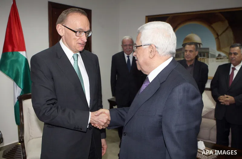 Palestinian President Mahmoud Abbas (Abu Mazen) meets with Australian Foreign Minister Bob Carr, in the West Bank city of Ramallah on 06 August 2012. Photo by Thaer Ganaim