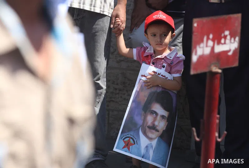 Palestinians participate a protest to calling the release of Palestinian prisoner Ibrahim Abu Hijleh from Israeli jailed, in front of the Red Cross in Gaza city, on Aug. 09, 2012. Photo by Majdi Fathi