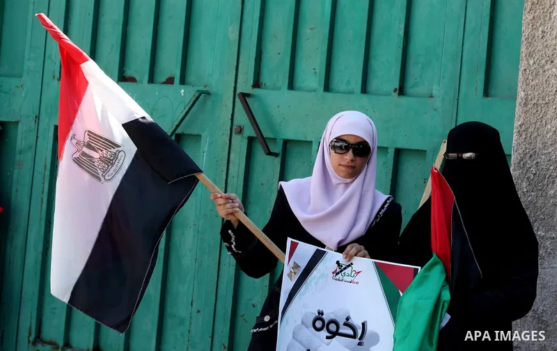 Palestinian youths hold Palestinian and Egyptian flags Outside the Egyptian embassy on August 9, 2012, in the gaza city , in memory of the 16 Egyptian soldiers who were killed in a militant ambush on August 5, at a check...