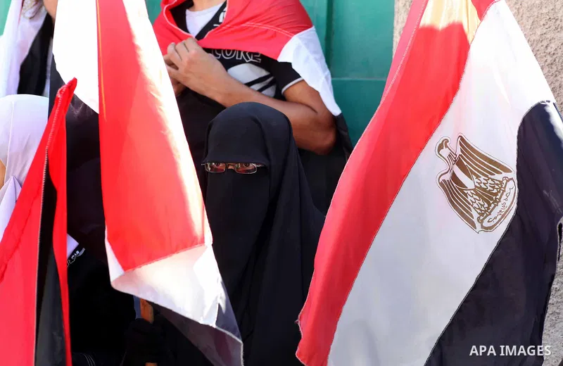 Palestinian youths hold Palestinian and Egyptian flags Outside the Egyptian embassy on August 9, 2012, in the gaza city , in memory of the 16 Egyptian soldiers who were killed in a militant ambush on August 5, at a check...