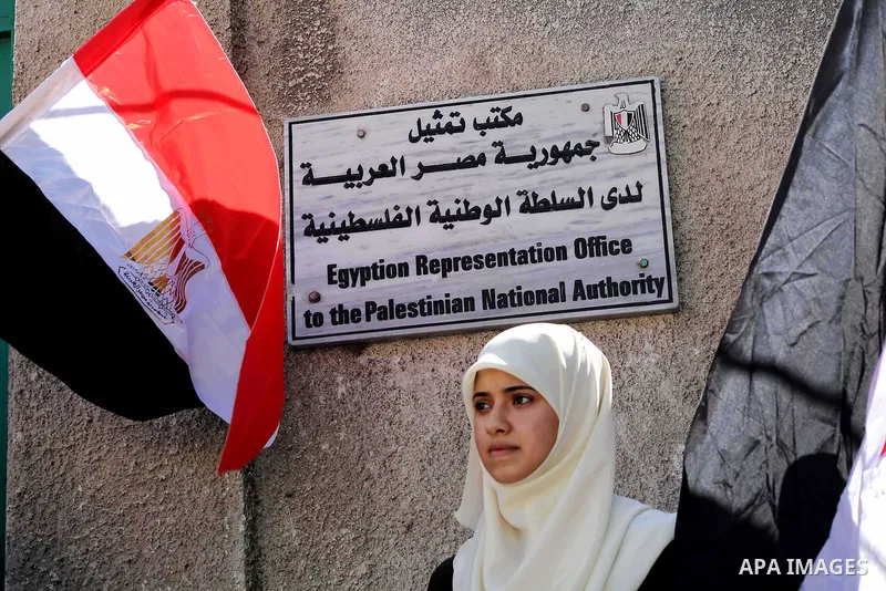 Palestinian youths hold Palestinian and Egyptian flags Outside the Egyptian embassy on August 9, 2012, in the gaza city , in memory of the 16 Egyptian soldiers who were killed in a militant ambush on August 5, at a check...