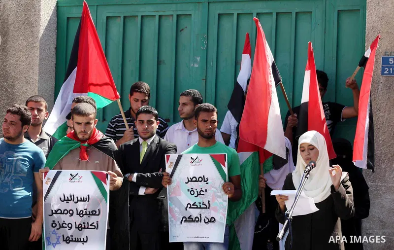 Palestinian youths hold Palestinian and Egyptian flags Outside the Egyptian embassy on August 9, 2012, in the gaza city , in memory of the 16 Egyptian soldiers who were killed in a militant ambush on August 5, at a check...