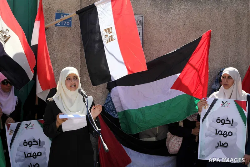 Palestinian youths hold Palestinian and Egyptian flags Outside the Egyptian embassy on August 9, 2012, in the gaza city , in memory of the 16 Egyptian soldiers who were killed in a militant ambush on August 5, at a check...
