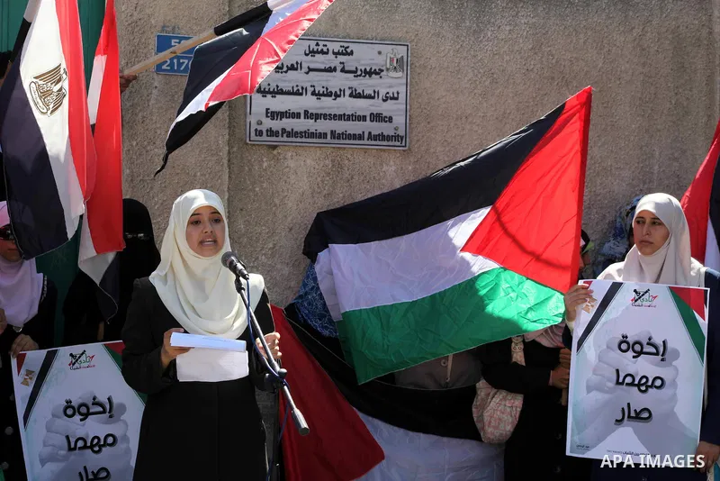 Palestinian youths hold Palestinian and Egyptian flags Outside the Egyptian embassy on August 9, 2012, in the gaza city , in memory of the 16 Egyptian soldiers who were killed in a militant ambush on August 5, at a check...