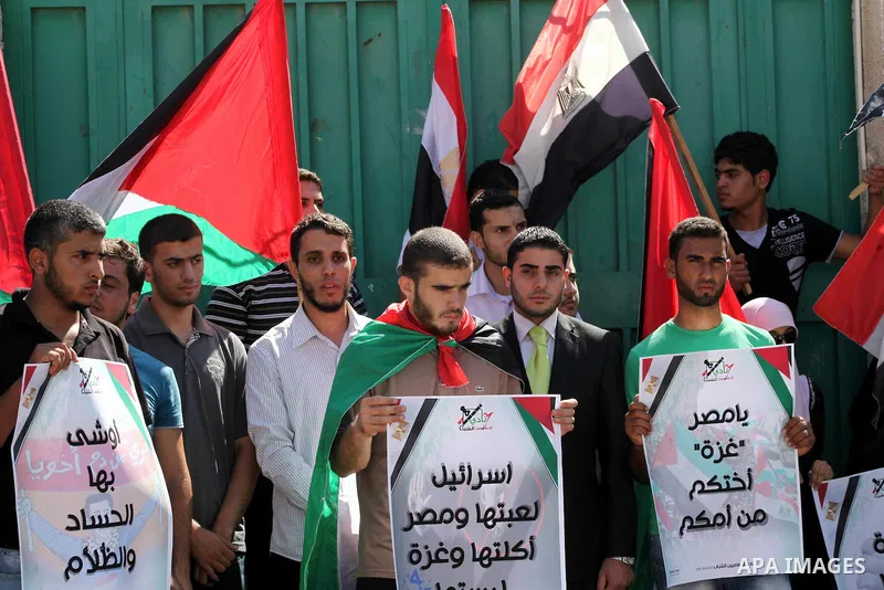 Palestinian youths hold Palestinian and Egyptian flags Outside the Egyptian embassy on August 9, 2012, in the gaza city , in memory of the 16 Egyptian soldiers who were killed in a militant ambush on August 5, at a check...