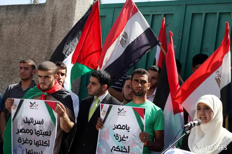 Palestinian youths hold Palestinian and Egyptian flags Outside the Egyptian embassy on August 9, 2012, in the gaza city , in memory of the 16 Egyptian soldiers who were killed in a militant ambush on August 5, at a check...
