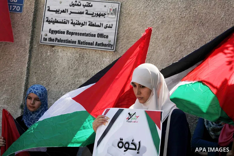Palestinian youths hold Palestinian and Egyptian flags Outside the Egyptian embassy on August 9, 2012, in the gaza city , in memory of the 16 Egyptian soldiers who were killed in a militant ambush on August 5, at a check...