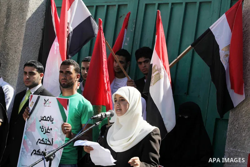 Palestinian youths hold Palestinian and Egyptian flags Outside the Egyptian embassy on August 9, 2012, in the gaza city , in memory of the 16 Egyptian soldiers who were killed in a militant ambush on August 5, at a check...