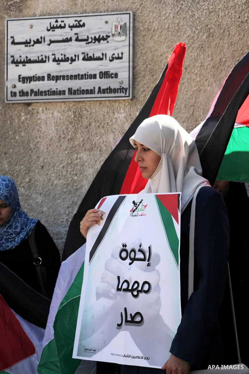 Palestinian youths hold Palestinian and Egyptian flags Outside the Egyptian embassy on August 9, 2012, in the gaza city , in memory of the 16 Egyptian soldiers who were killed in a militant ambush on August 5, at a check...