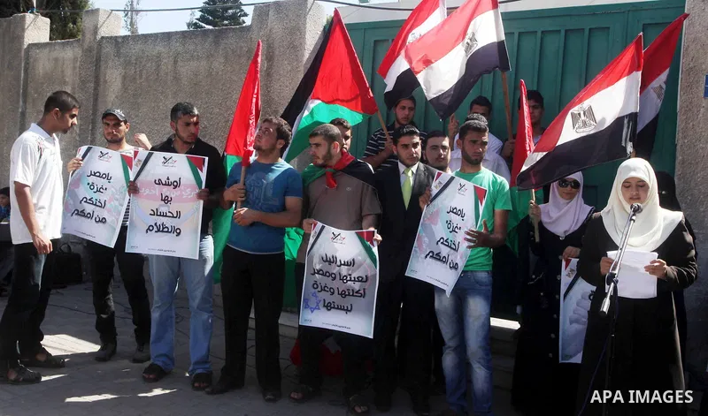 Palestinian youths hold Palestinian and Egyptian flags Outside the Egyptian embassy on August 9, 2012, in the gaza city , in memory of the 16 Egyptian soldiers who were killed in a militant ambush on August 5, at a check...