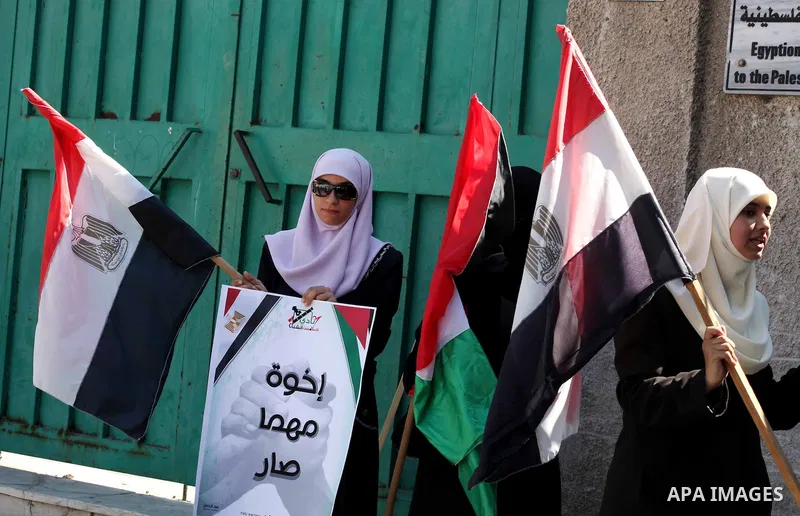 Palestinian youths hold Palestinian and Egyptian flags Outside the Egyptian embassy on August 9, 2012, in the gaza city , in memory of the 16 Egyptian soldiers who were killed in a militant ambush on August 5, at a check...