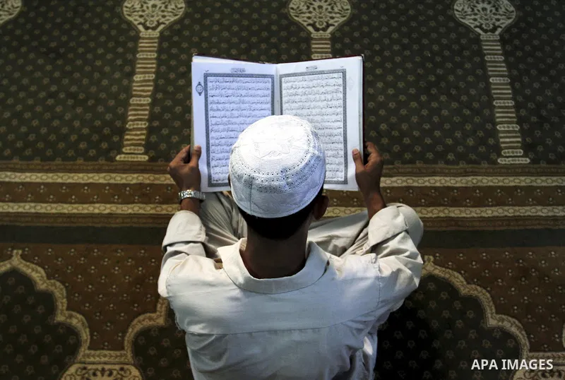A Palestinian reads the Holy Koran in the Al-Omari mosque in the Gaza Strip, 09 August 2012. Muslims throughout the world prepare to celebrate the Eid al-Fitr festival after the Holy fasting month of Ramadan, in which th...