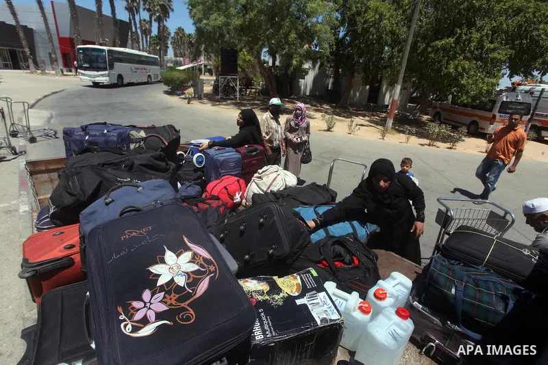 Palestinians transport their baggage into the southern Gaza Strip at the Rafah border crossing August 10, 2012. Egyptian military forces have captured six "terrorists" in the Sinai region after an attack on a police stat...