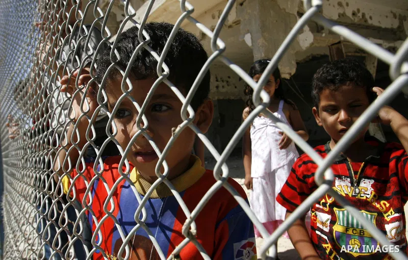 Palestinian children wait passengers arrive from Egypt at the Rafah border crossing in the southern Gaza Strip August 10, 2012. Egyptian military forces have captured six "terrorists" in the Sinai region after an attack...