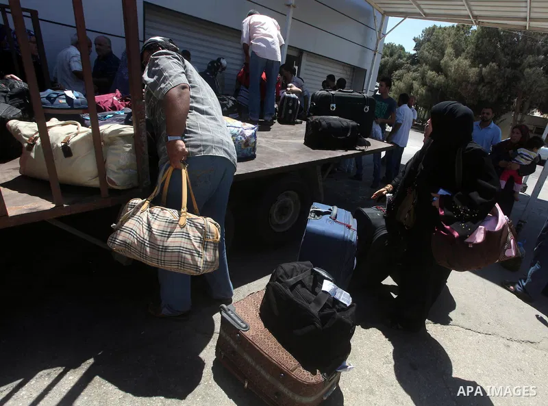 Palestinians transport their baggage into the southern Gaza Strip at the Rafah border crossing August 10, 2012. Egyptian military forces have captured six "terrorists" in the Sinai region after an attack on a police stat...